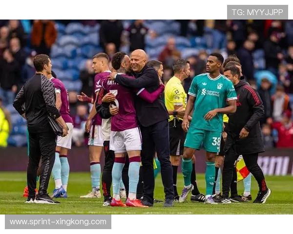 足球球星比赛时为何只穿一条裤衩背后的原因与运动员的着装习惯分析